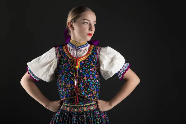 Ung Vacker Slogan Kvinna Traditionell Kostym Slovakiska Folklore — Stockfoto