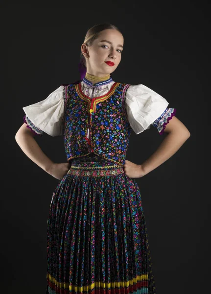 Jovem Mulher Eslovaca Bonita Traje Tradicional Folclore Eslovaco — Fotografia de Stock
