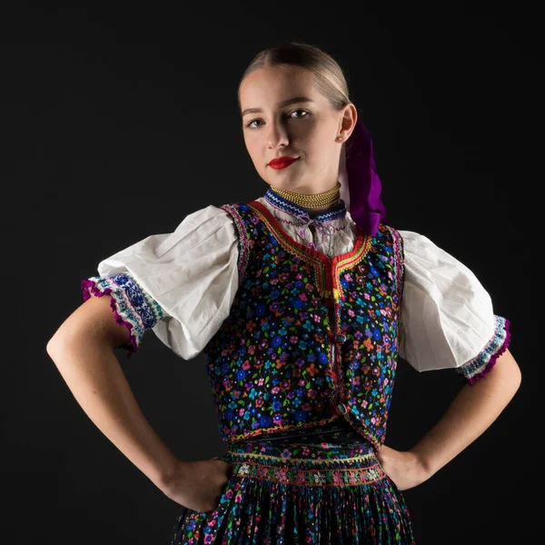 Ung Vacker Slogan Kvinna Traditionell Kostym Slovakiska Folklore — Stockfoto