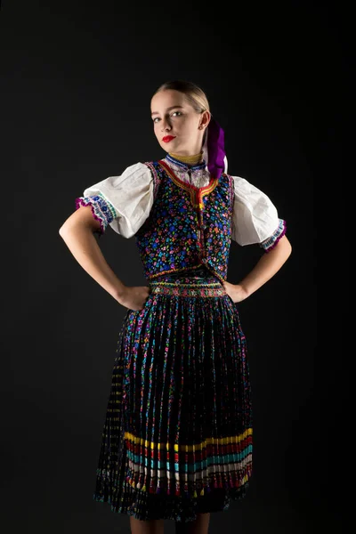 Jonge Mooie Slovak Vrouw Traditioneel Kostuum Slowaakse Folklore — Stockfoto