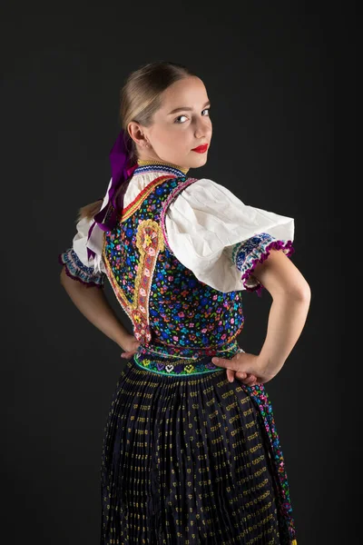 Ung Vacker Slogan Kvinna Traditionell Kostym Slovakiska Folklore — Stockfoto