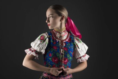 Geleneksel kostümlü, güzel, Slovak kadın. Slovakça folklor.