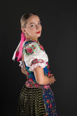 Geleneksel kostümlü, güzel, Slovak kadın. Slovakça folklor.