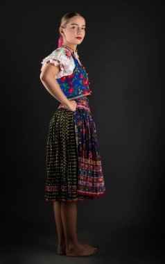 Geleneksel kostümlü, güzel, Slovak kadın. Slovakça folklor.