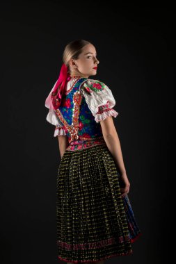 Geleneksel kostümlü, güzel, Slovak kadın. Slovakça folklor.