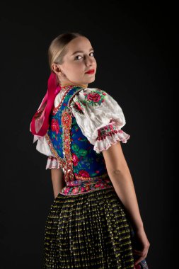 Geleneksel kostümlü, güzel, Slovak kadın. Slovakça folklor.