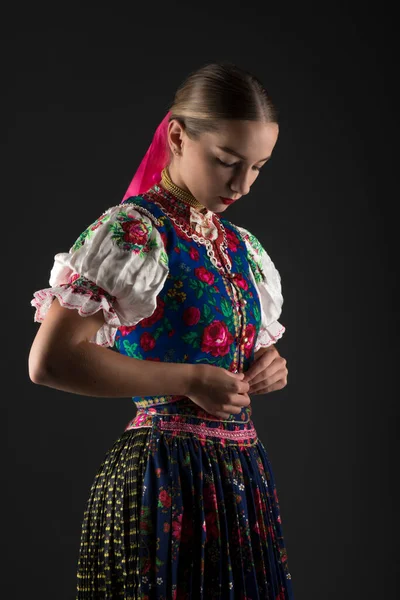 伝統的な衣装の若い美しいスロバキアの女性 スロバキア民俗 — ストック写真