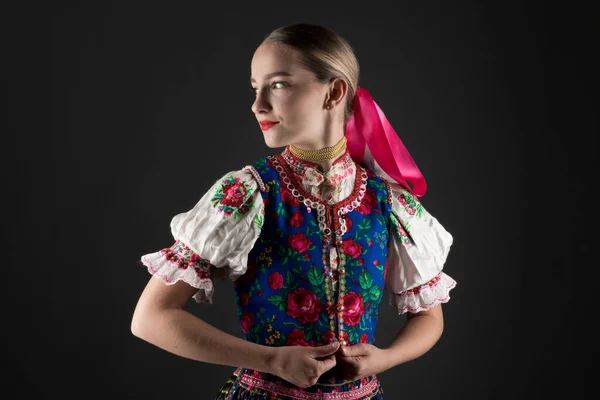 Jonge Mooie Slovak Vrouw Traditioneel Kostuum Slowaakse Folklore — Stockfoto