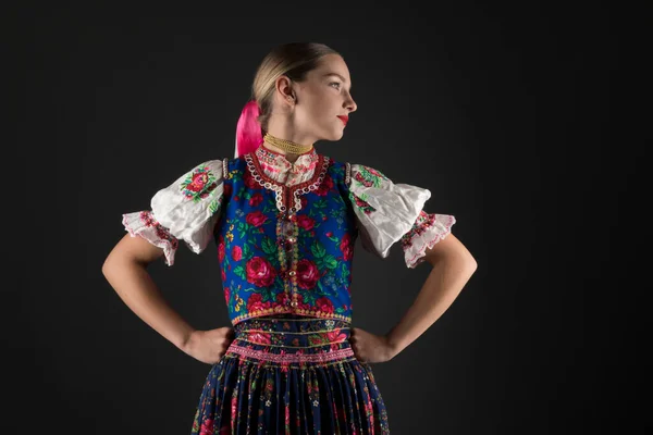 Ung Vacker Slogan Kvinna Traditionell Kostym Slovakiska Folklore — Stockfoto