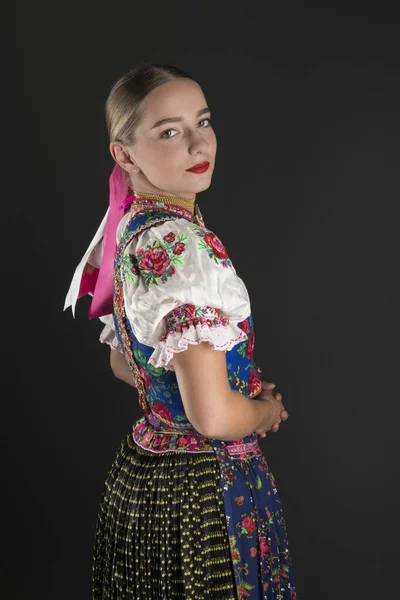 Fiatal Gyönyörű Szlovák Hagyományos Jelmezben Szlovák Folklór — Stock Fotó