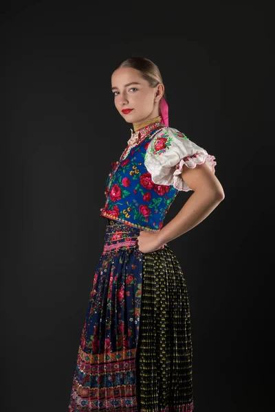 Ung Vacker Slogan Kvinna Traditionell Kostym Slovakiska Folklore — Stockfoto