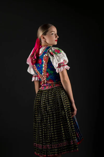 Fiatal Gyönyörű Szlovák Hagyományos Jelmezben Szlovák Folklór — Stock Fotó