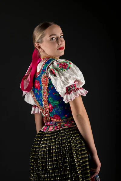 Ung Vacker Slogan Kvinna Traditionell Kostym Slovakiska Folklore — Stockfoto