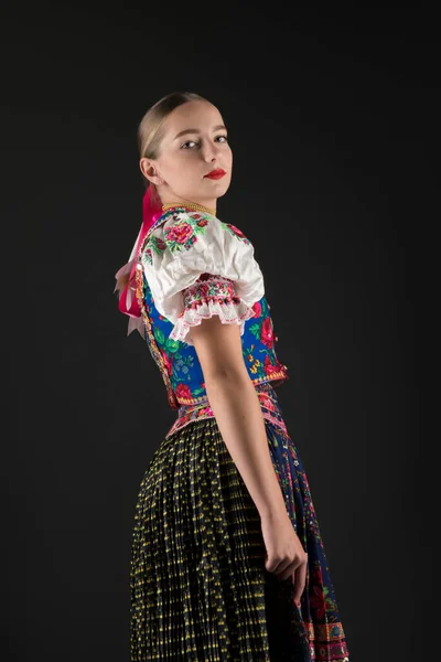 Ung Vacker Slogan Kvinna Traditionell Kostym Slovakiska Folklore — Stockfoto