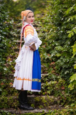Kadın elbisesinin ayrıntıları. Geleneksel Doğu Avrupa halk kostümleri giyiyor. Slovak folkloru. Slovak halk dansçısı. Güzel kadın..