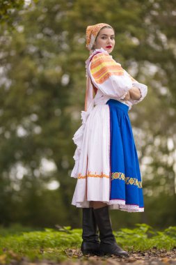 Kadın elbisesinin ayrıntıları. Geleneksel Doğu Avrupa halk kostümleri giyiyor. Slovak folkloru. Slovak halk dansçısı. Güzel kadın..