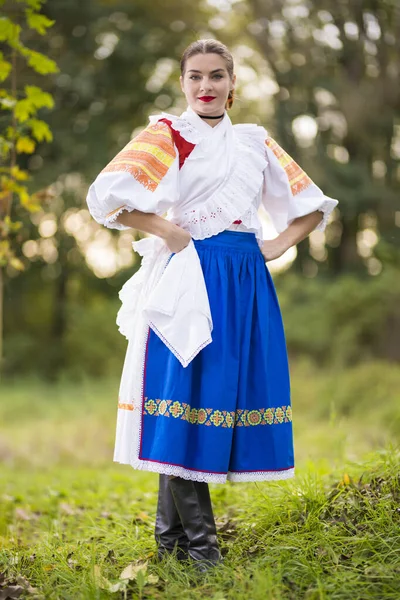 Detalhe Vestido Mulher Ela Está Vestindo Trajes Tradicionais Europa Oriental — Fotografia de Stock