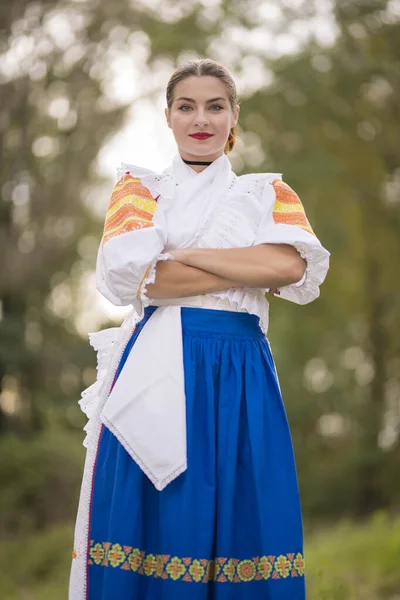 Detalle Vestido Mujer Lleva Trajes Folclóricos Tradicionales Europa Oriental Folklore —  Fotos de Stock