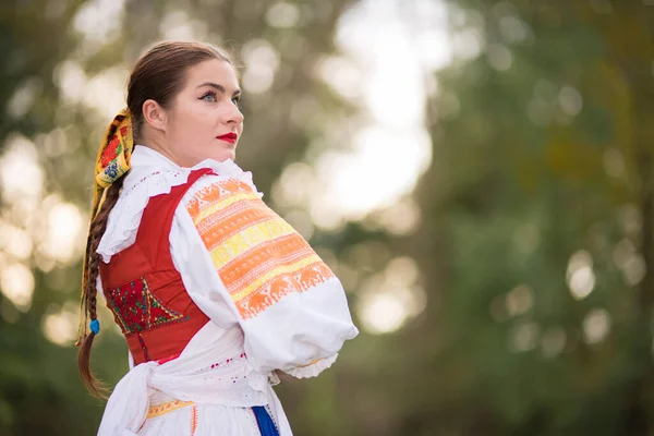 Detalhe Vestido Mulher Ela Está Vestindo Trajes Tradicionais Europa Oriental — Fotografia de Stock