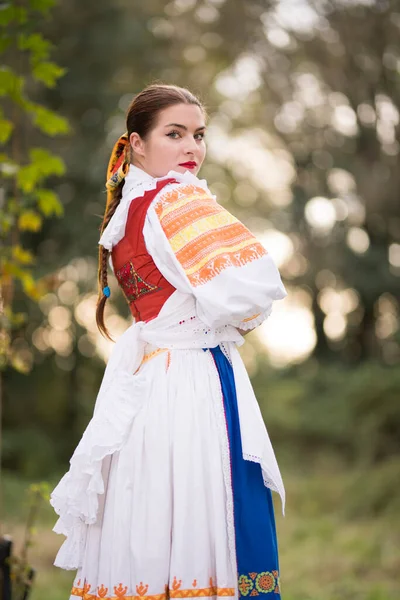 Detalle Vestido Mujer Lleva Trajes Folclóricos Tradicionales Europa Oriental Folklore — Foto de Stock