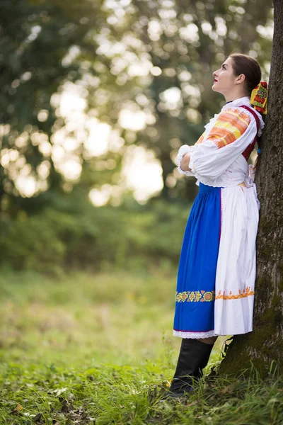 Detalhe Vestido Mulher Ela Está Vestindo Trajes Tradicionais Europa Oriental — Fotografia de Stock