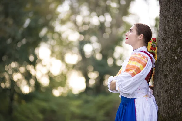 Detalj Kvinnlig Klänning Hon Bär Traditionella Östeuropeiska Folkdräkter Slovakisk Folklore — Stockfoto