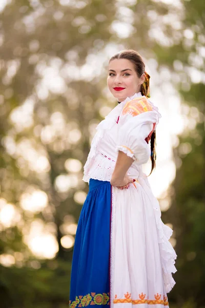 Detail Des Frauenkleides Sie Trägt Traditionelle Osteuropäische Trachten Slowakische Folklore — Stockfoto