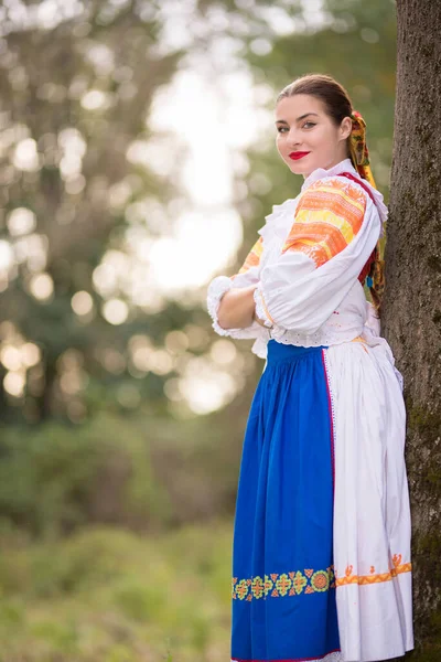 女人衣服的细节 她穿着传统的东欧民族服装 斯洛伐克民间传说 斯洛伐克民间舞蹈家 美丽的女人 — 图库照片