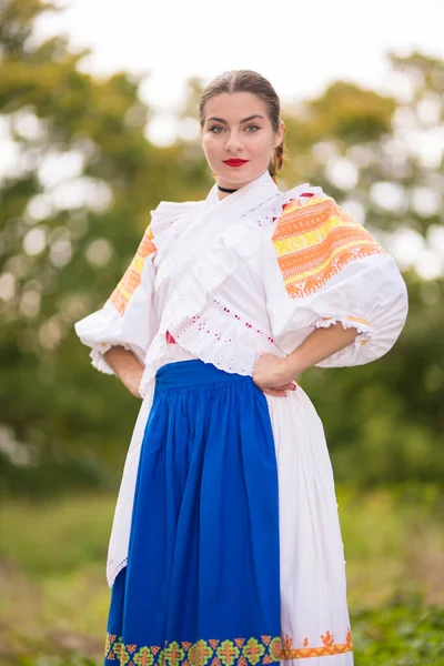 Detalj Kvinnlig Klänning Hon Bär Traditionella Östeuropeiska Folkdräkter Slovakisk Folklore — Stockfoto