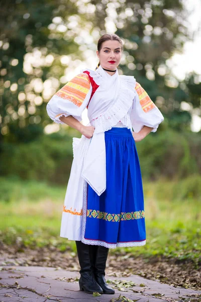 Detalj Kvinnlig Klänning Hon Bär Traditionella Östeuropeiska Folkdräkter Slovakisk Folklore — Stockfoto