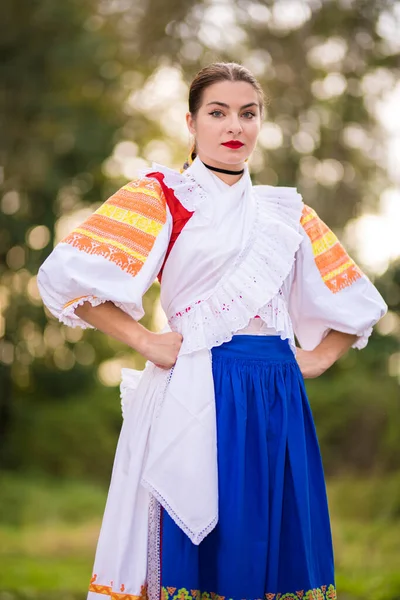 女性のドレスの詳細 彼女は東ヨーロッパの民族衣装を着ている スロバキアの民間伝承 スロバキアの民俗舞踊家 美しい女性 — ストック写真