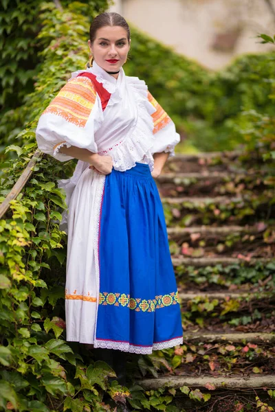 女性のドレスの詳細 彼女は東ヨーロッパの民族衣装を着ている スロバキアの民間伝承 スロバキアの民俗舞踊家 美しい女性 — ストック写真