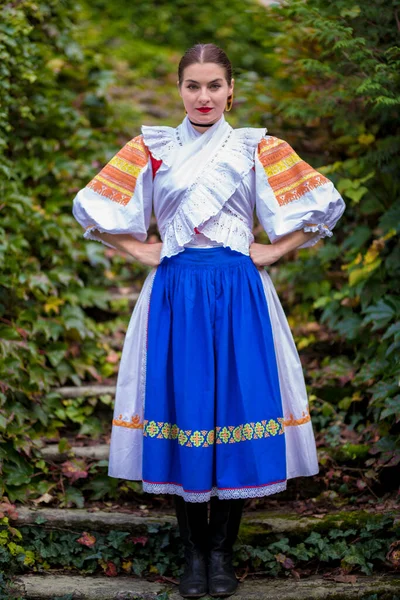 Detalhe Vestido Mulher Ela Está Vestindo Trajes Tradicionais Europa Oriental — Fotografia de Stock