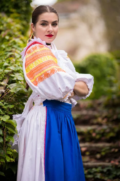Detalle Vestido Mujer Lleva Trajes Folclóricos Tradicionales Europa Oriental Folklore — Foto de Stock
