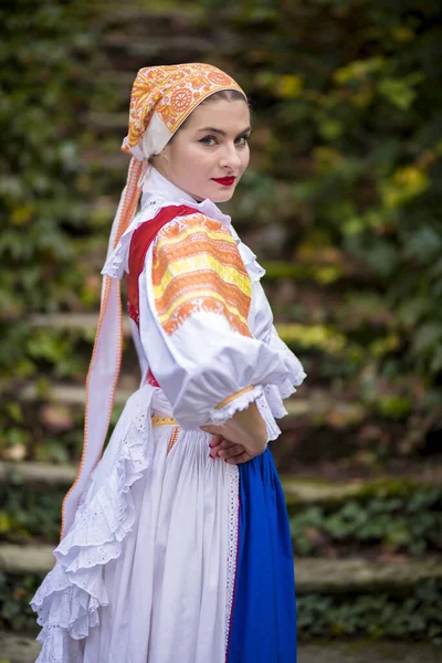 Detalj Kvinnlig Klänning Hon Bär Traditionella Östeuropeiska Folkdräkter Slovakisk Folklore — Stockfoto