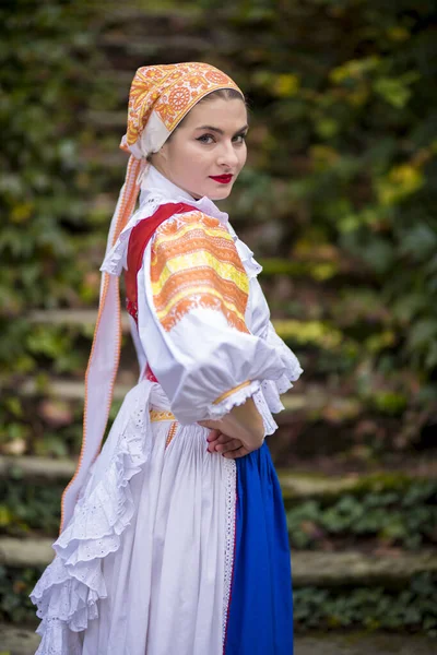 Detalle Vestido Mujer Lleva Trajes Folclóricos Tradicionales Europa Oriental Folklore — Foto de Stock