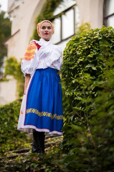 Detalhe Vestido Mulher Ela Está Vestindo Trajes Tradicionais Europa Oriental — Fotografia de Stock