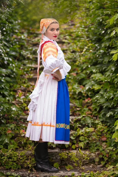 Detalhe Vestido Mulher Ela Está Vestindo Trajes Tradicionais Europa Oriental — Fotografia de Stock