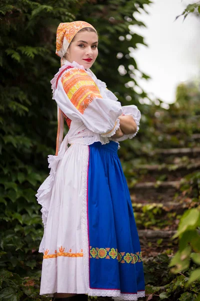 Detalhe Vestido Mulher Ela Está Vestindo Trajes Tradicionais Europa Oriental — Fotografia de Stock