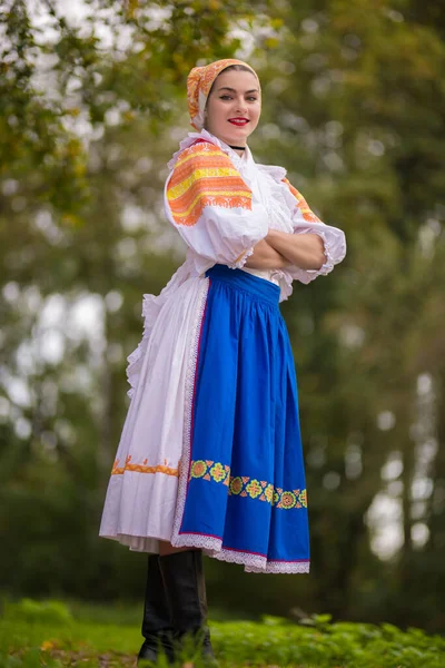 Detalhe Vestido Mulher Ela Está Vestindo Trajes Tradicionais Europa Oriental — Fotografia de Stock