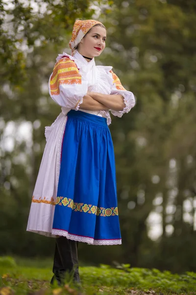 Detalle Vestido Mujer Lleva Trajes Folclóricos Tradicionales Europa Oriental Folklore — Foto de Stock