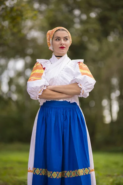 Detalhe Vestido Mulher Ela Está Vestindo Trajes Tradicionais Europa Oriental — Fotografia de Stock