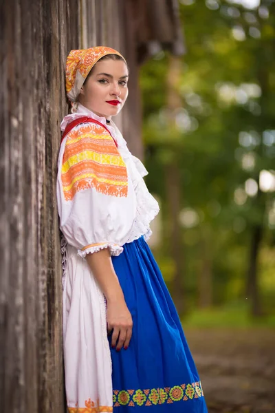 Detalhe Vestido Mulher Ela Está Vestindo Trajes Tradicionais Europa Oriental — Fotografia de Stock