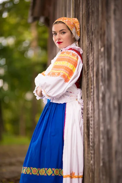 Detalj Kvinnlig Klänning Hon Bär Traditionella Östeuropeiska Folkdräkter Slovakisk Folklore — Stockfoto