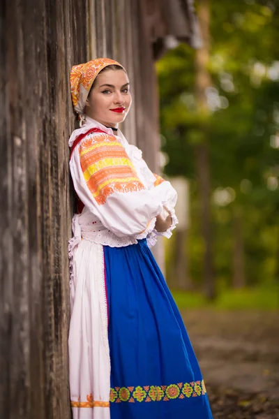 Detalj Kvinnlig Klänning Hon Bär Traditionella Östeuropeiska Folkdräkter Slovakisk Folklore — Stockfoto