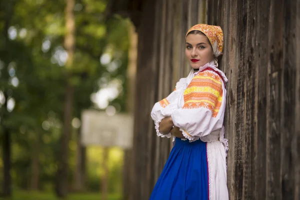 Деталь Жіночого Одягу Вона Носить Традиційні Народні Костюми Східної Європи — стокове фото