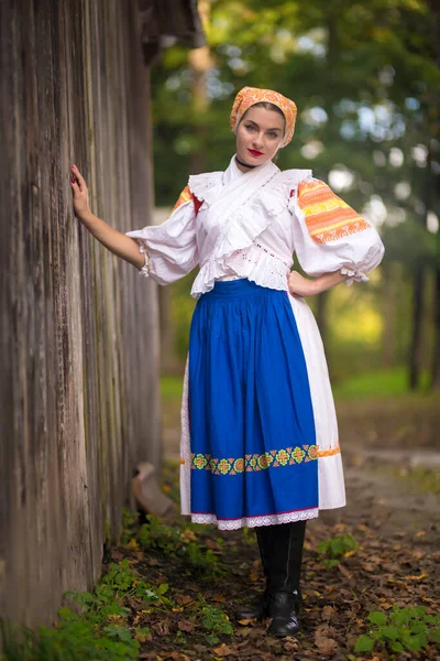 그녀는 동유럽 의상을 슬로바키아 민간전승이다 슬로바키아 아름다운 — 스톡 사진