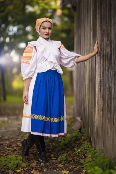 Detalhe Vestido Mulher Ela Está Vestindo Trajes Tradicionais Europa Oriental — Fotografia de Stock