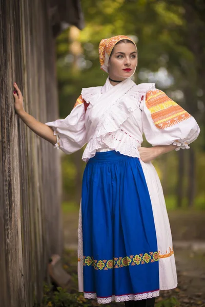 Detalhe Vestido Mulher Ela Está Vestindo Trajes Tradicionais Europa Oriental — Fotografia de Stock