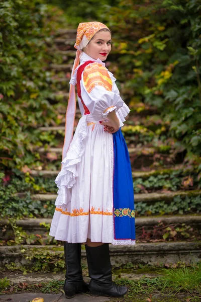 Detalj Kvinnlig Klänning Hon Bär Traditionella Östeuropeiska Folkdräkter Slovakisk Folklore Royaltyfria Stockfoton